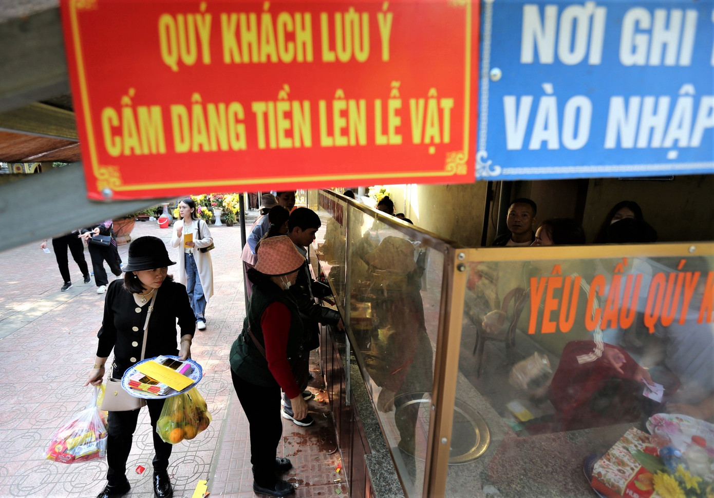 Lễ vật để dâng gồm tấu sớ, hương, vàng mã, hoa quả, bánh kẹo...