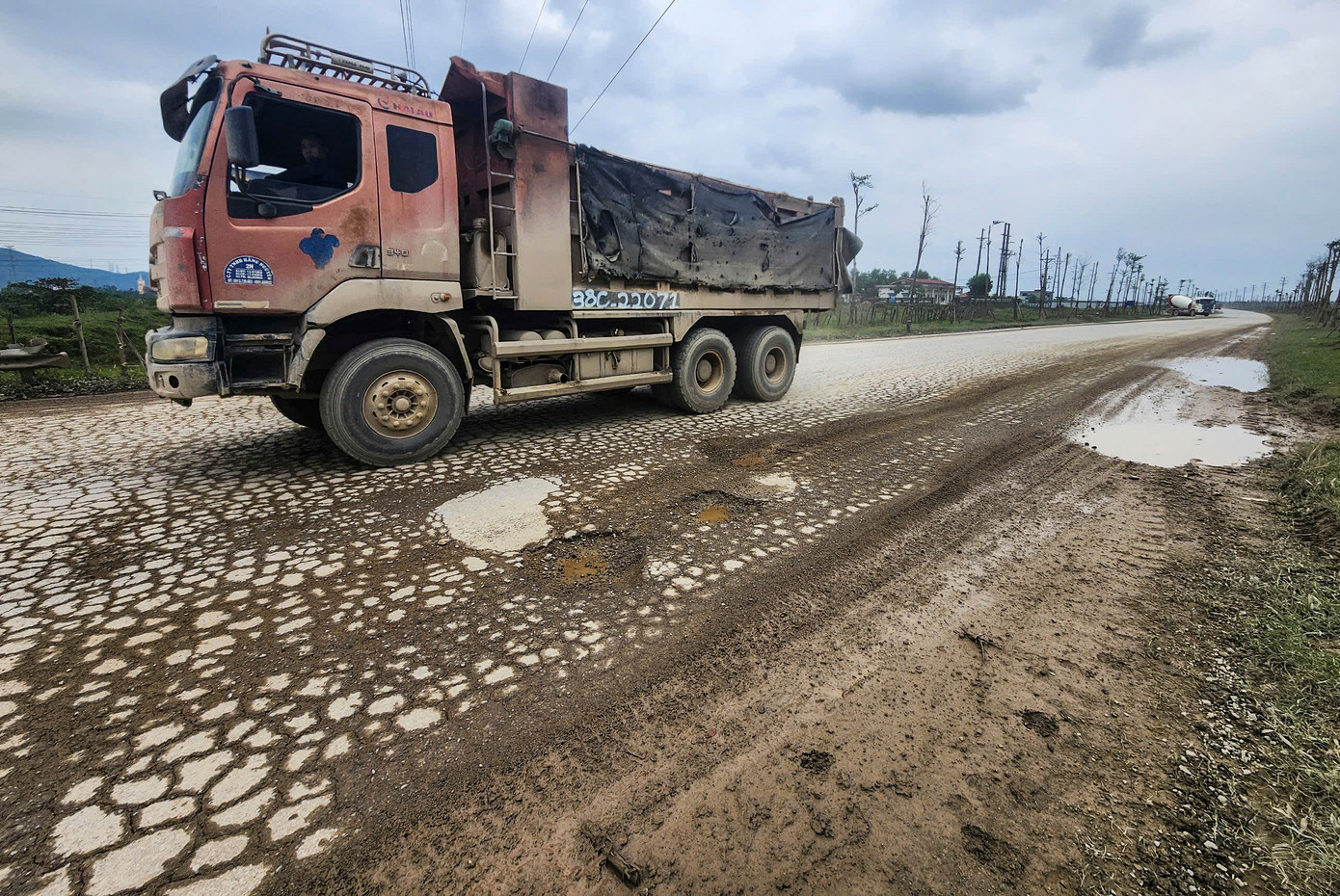 Theo người dân địa phương, mỗi ngày có hàng trăm lượt xe tải, xe ben. Mỗi lần xe đi qua, người dân lại nơm nớp lo sợ. Xe chạy liên tục khiến mặt đường lồi lõm, nứt gãy, xuống cấp nhanh chóng.