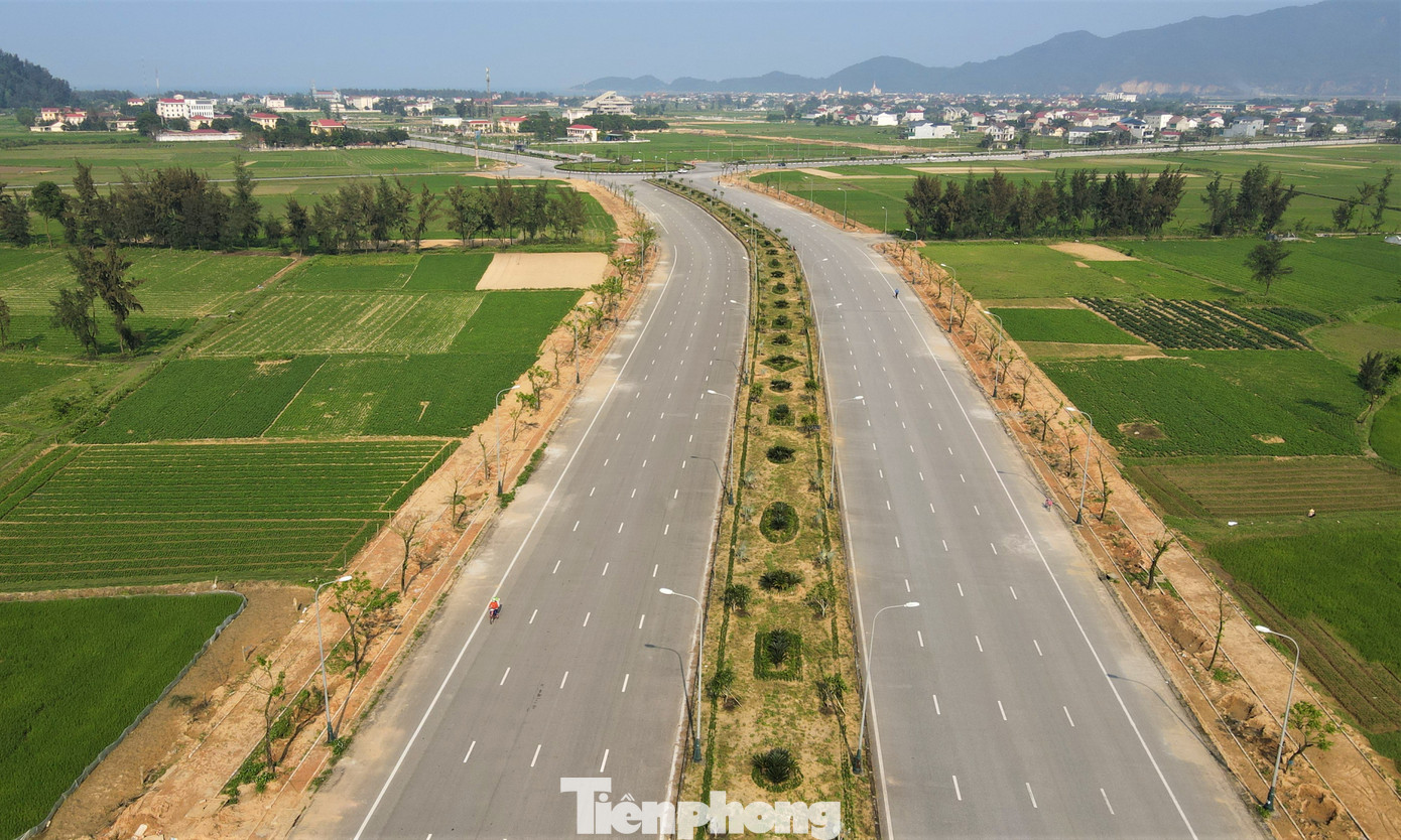 Tại huyện Lộc Hà, theo thống kê sơ bộ, từ năm 2019 đến nay, UBND huyện Lộc Hà đã làm chủ đầu tư và giao Ban quản lý cụm công nghiệp huyện Lộc Hà (nay là Ban Quản lý khu du lịch, cụm công nghiệp và hạ tầng kỹ thuật huyện Lộc Hà) thực hiện ít nhất 5 dự án trồng và chăm sóc cây xanh. Tại huyện Lộc Hà, theo thống kê sơ bộ, từ năm 2019 đến nay, UBND huyện Lộc Hà đã làm chủ đầu tư và giao Ban quản lý cụm công nghiệp huyện Lộc Hà (nay là Ban Quản lý khu du lịch, cụm công nghiệp và hạ tầng kỹ thuật huyện Lộc Hà) thực hiện ít nhất 5 dự án trồng và chăm sóc cây xanh.