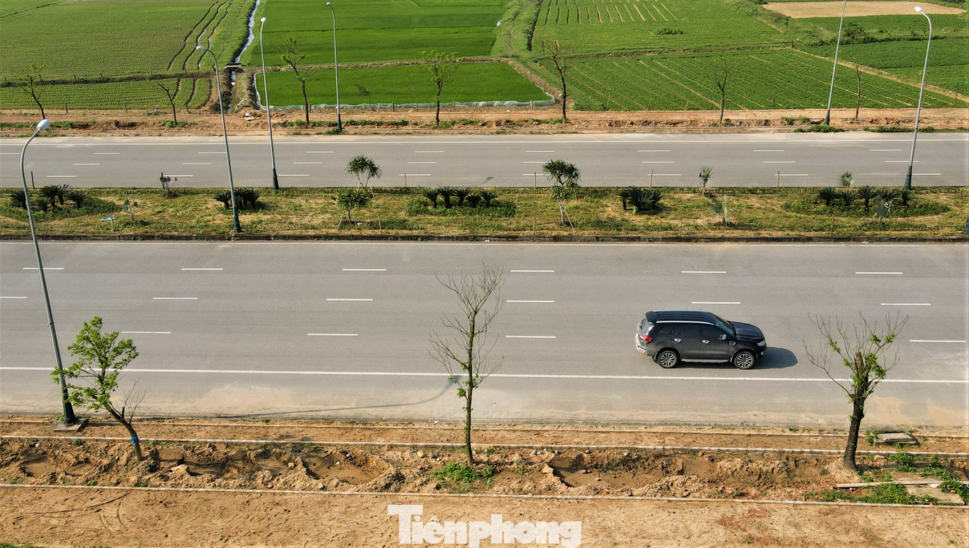 Tại các dự án chỉnh trang cảnh quan, trồng mới cây xanh khác ở khu trung tâm hành chính huyện Lộc Hà, ngoài các cây phát triển tốt cũng có nhiều cây có dấu hiệu chết, khô, gãy chưa được thay thế. Tại các dự án chỉnh trang cảnh quan, trồng mới cây xanh khác ở khu trung tâm hành chính huyện Lộc Hà, ngoài các cây phát triển tốt cũng có nhiều cây có dấu hiệu chết, khô, gãy chưa được thay thế.