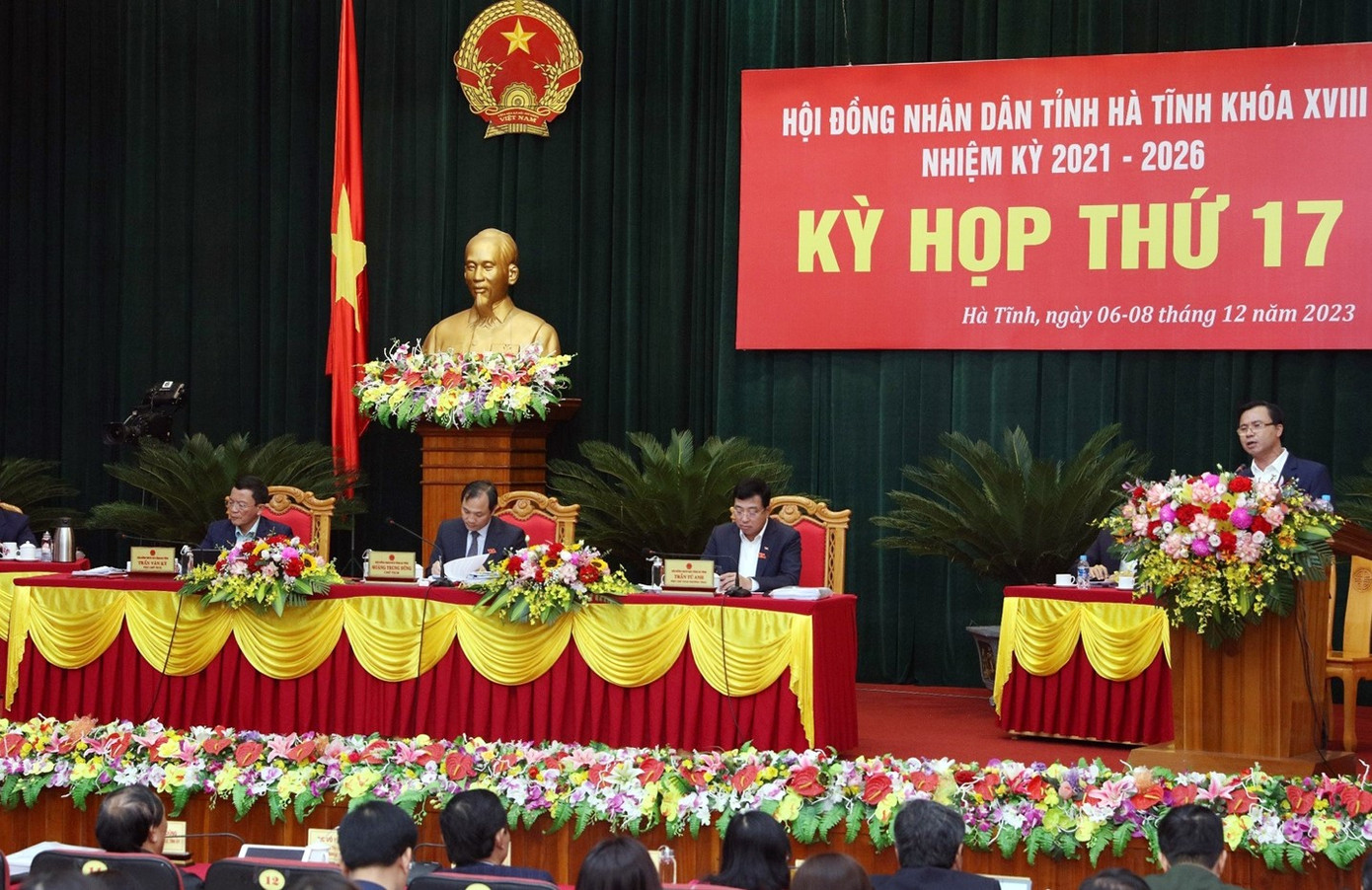 Giám đốc Sở TN&amp;MT Lê Ngọc Huấn trả lời các câu hỏi của đại biểu. Ảnh: Báo Hà Tĩnh.