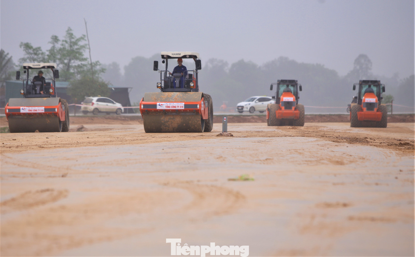 Các mũi thi công cũng đang huy động nhân công, máy móc làm việc trên công trường sau kỳ nghỉ Tết.