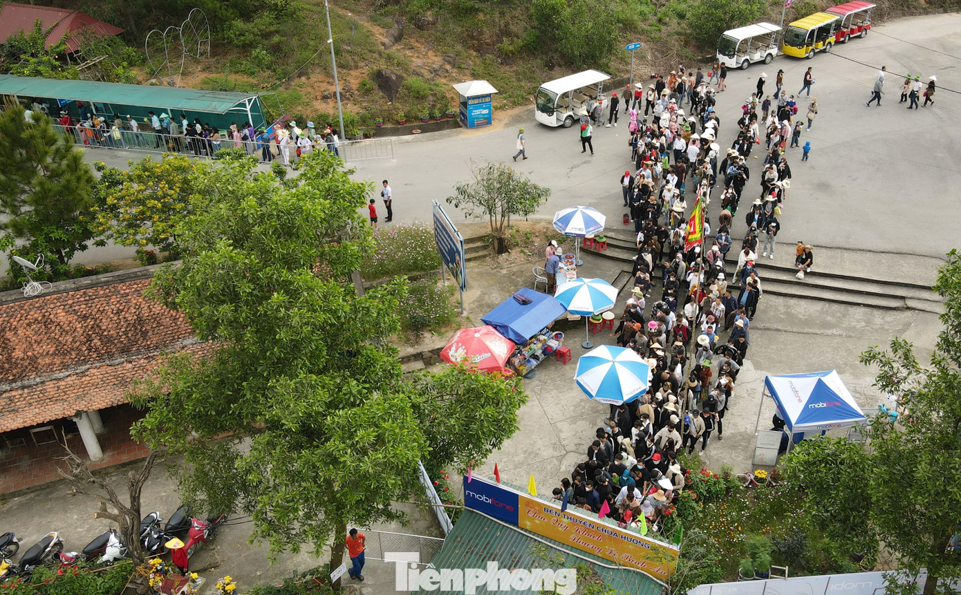 Hàng dài người xếp hàng nối đuôi chờ mua vé lên thuyền.