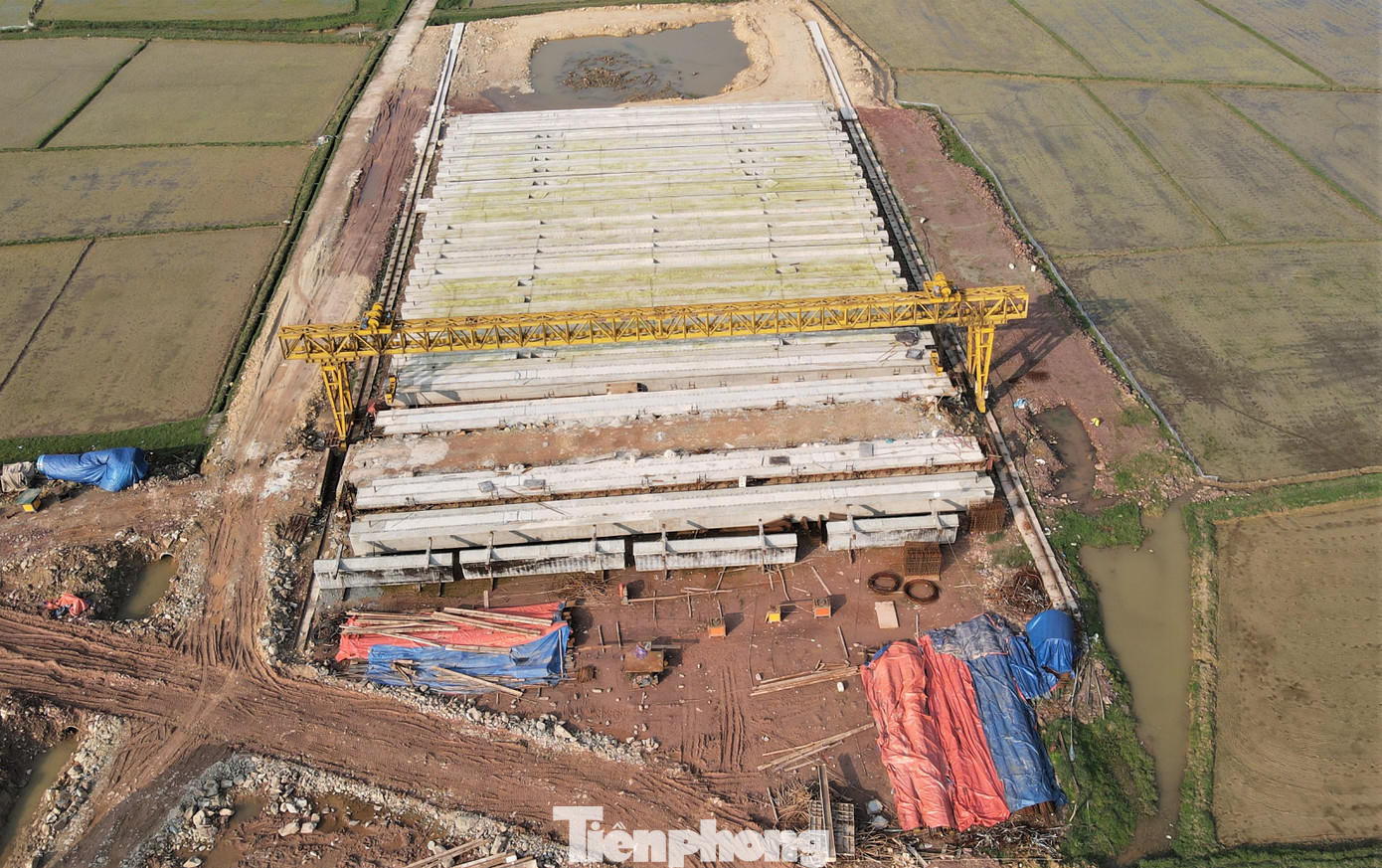 Cấu kiện, máy móc được chuẩn bị đầy đủ cho việc thi công.