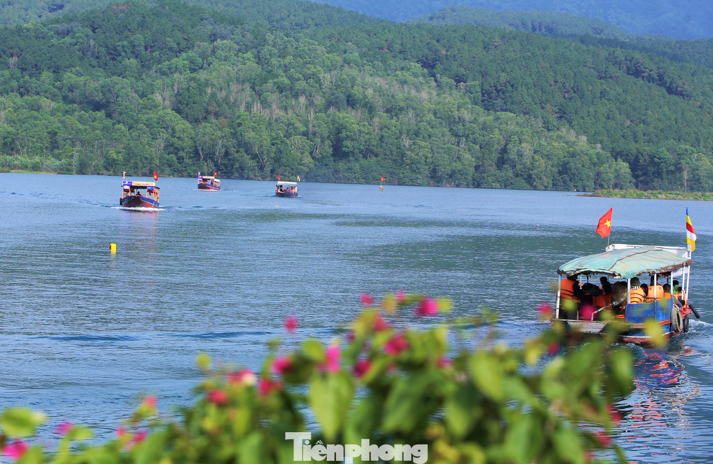 Để đảm bảo an toàn, ngành chức năng địa phương đã phân các luồng chạy cho thuyền để tránh mắc cạn hoặc va vào nhau trong quá trình di chuyển.