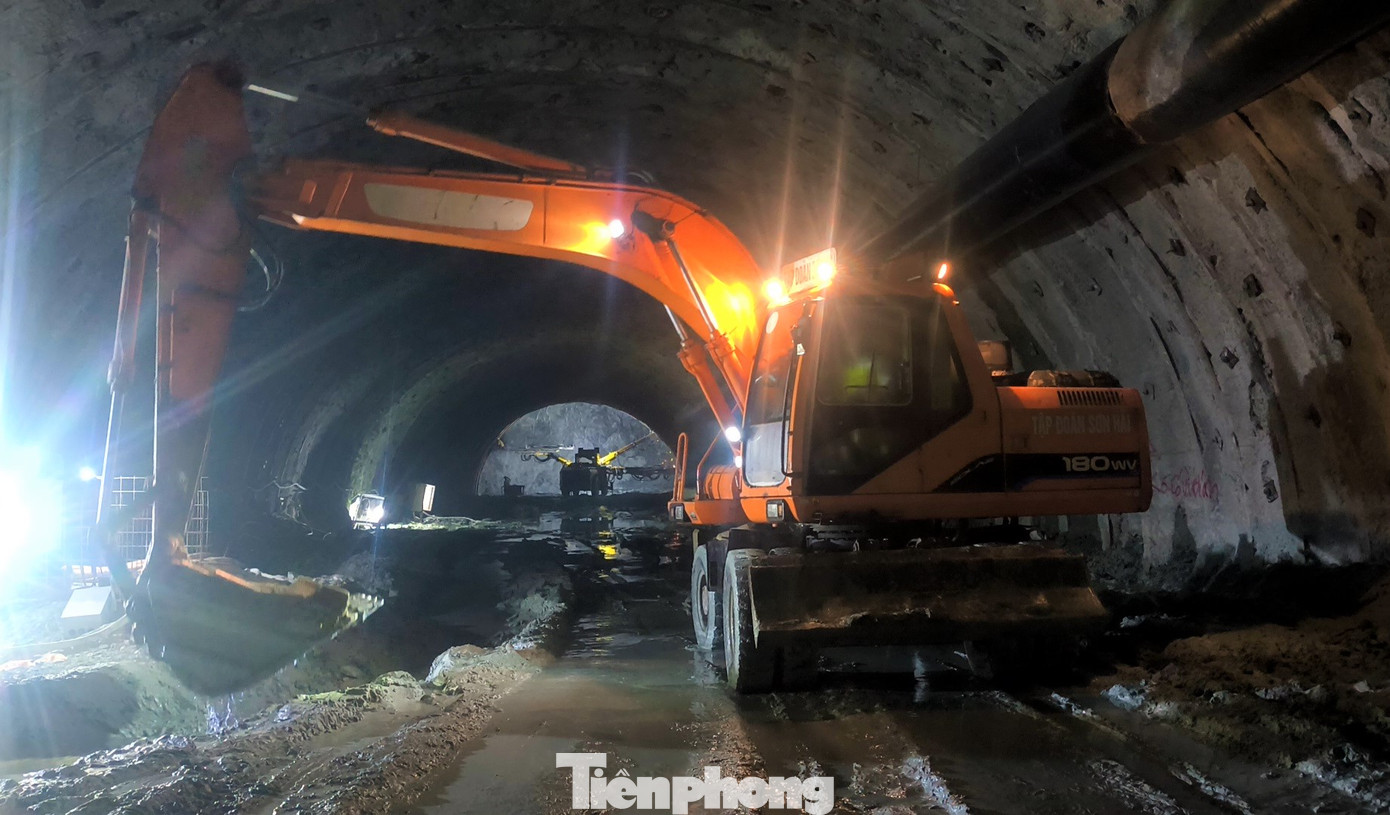 Tại hầm Đèo Bụt thuộc dự án thành phần cao tốc Vũng Áng – Bùng, nối 2 tỉnh Hà Tĩnh và Quảng Bình, từ ngày mùng 4 Tết máy móc, công nhân trở lại làm việc.