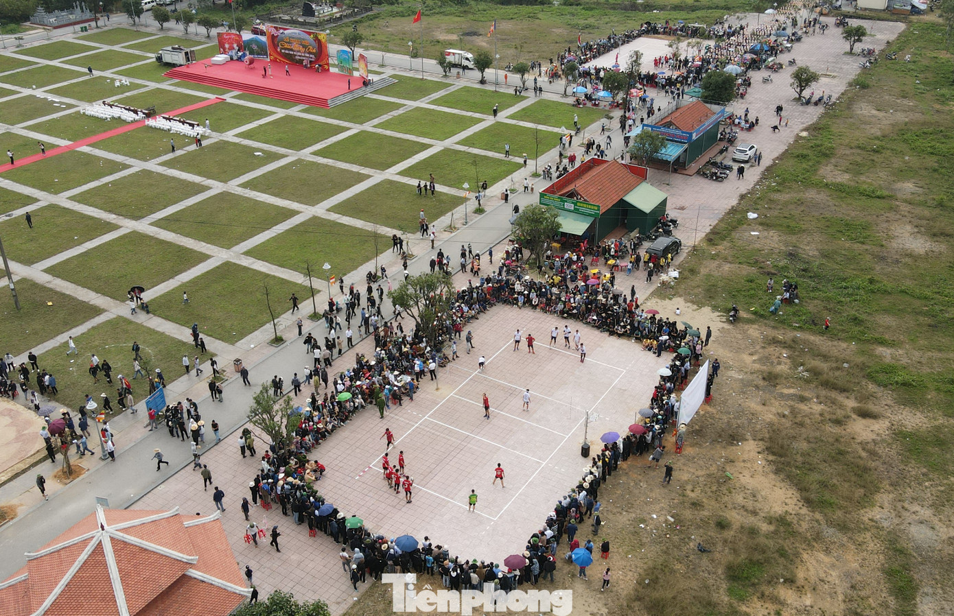 Chùa Hương Tích là địa chỉ thu hút lượng lớn khách du lịch trong và ngoài tỉnh dịp đầu năm mới.