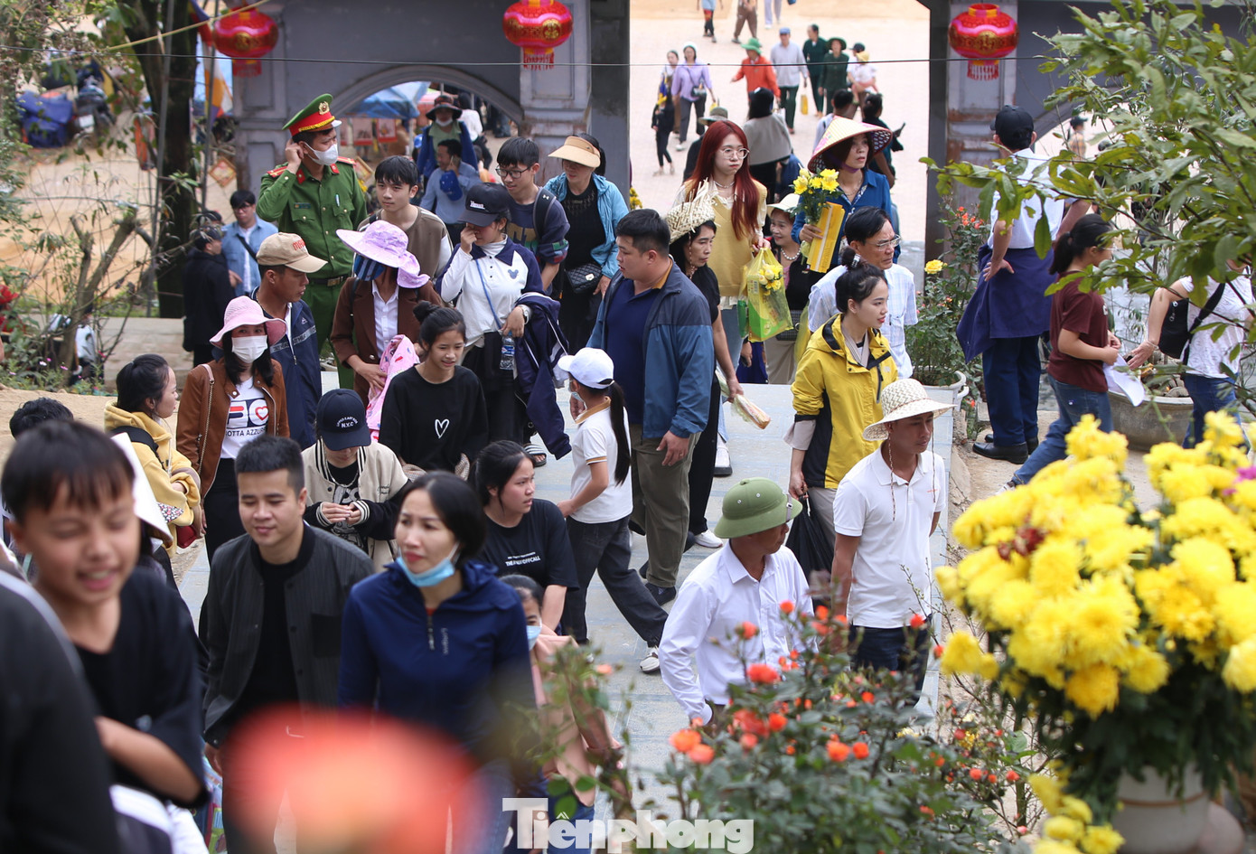 Đơn vị quản lý khu di tích cho biết từ 10h đến 14h là thời điểm du khách đến hành hương, vãn cảnh chùa Hương Tích đông nhất.