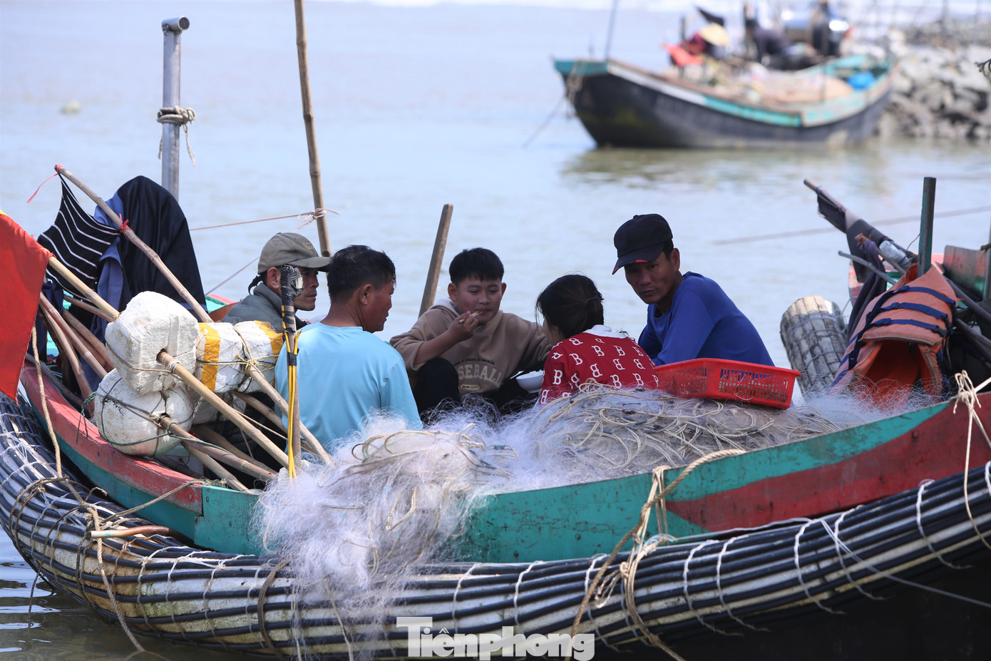 Nhiều gia đình ăn cơm tại thuyền để tiếp tục hành trình vươn khơi, thu lộc biển đầu năm. Nhiều gia đình ăn cơm tại thuyền để tiếp tục hành trình vươn khơi, thu lộc biển đầu năm.