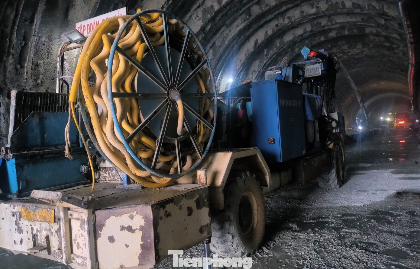 Đại diện Ban điều điều hành dự án hầm xuyên núi Đèo Bụt cho biết, tại vị trí cửa Bắc hầm, ống bên trái đã khoan vào 500m, ống bên phải 400m. Phía Nam hầm mới thi công một ống khoảng 130m. Hầm xuyên núi Đèo Bụt dài gần 1km, là một trong những điểm nhấn trên đoạn cao tốc Vũng Áng – Bùng.