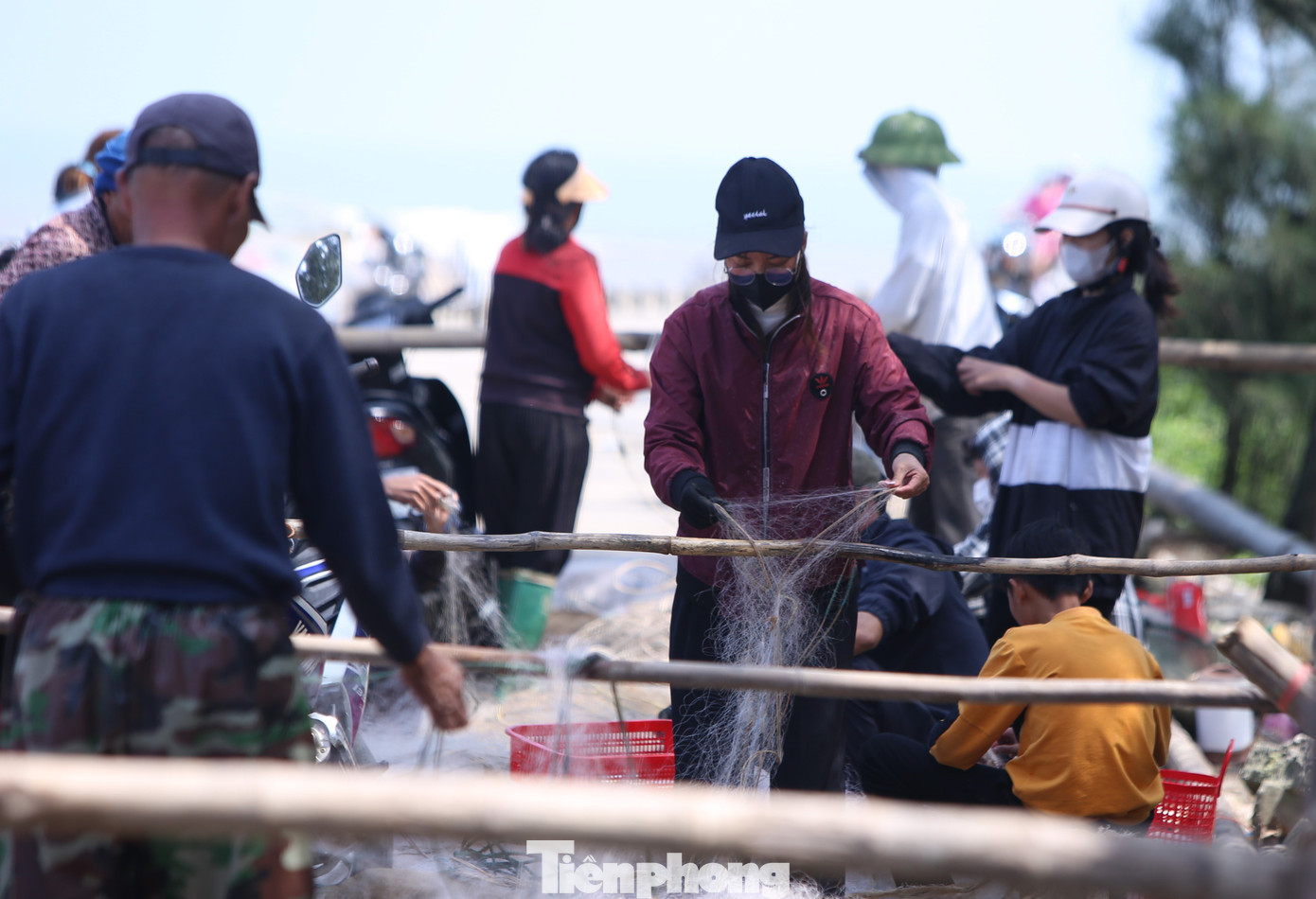 Ngư dân chuẩn bị ngư cụ sau mỗi chuyến biển để tiếp tục hành trình vươn khơi. Ngư dân chuẩn bị ngư cụ sau mỗi chuyến biển để tiếp tục hành trình vươn khơi.