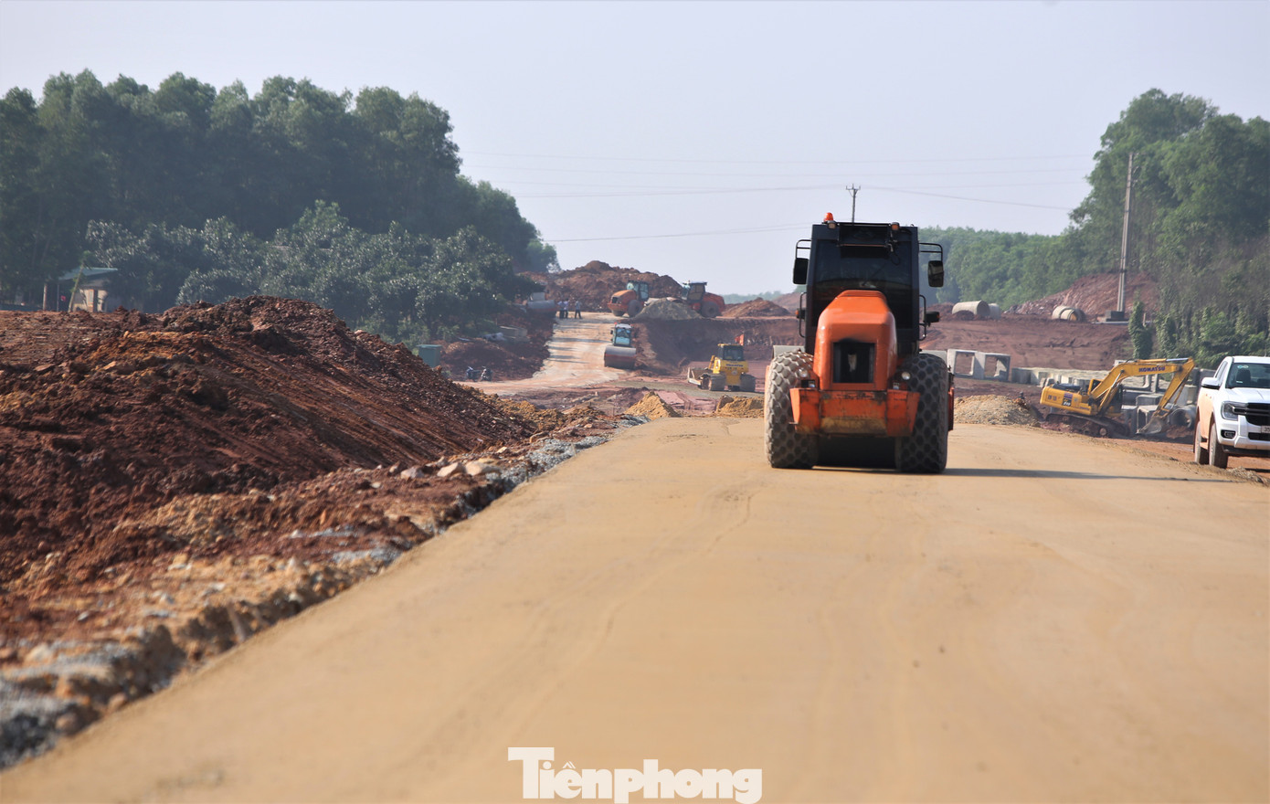 Đoạn tuyến thực hiện chủ yếu vượt qua đồi núi nên phải hạ đồi, lắp cống ngầm, hầm chui và các cây cầu. Thời gian qua do mưa nhiều nên việc đắp nền gặp khó khăn, ảnh hưởng tiến độ. Ngoài ra, việc thiếu nguồn vật liệu đắp cũng khó khăn, đơn vị này đang trình địa phương xin cấp thêm mỏ đất với trữ lượng 1,4 triệu m3 mới đảm bảo vật liệu nền.