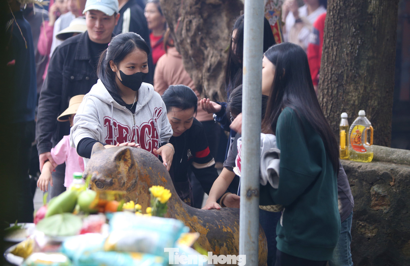 Cảnh du khách xức dầu gió lên tượng hổ ở chùa Hương Tích đến nay vẫn còn. Những người làm việc này cho rằng "hổ thần" có thể chữa được bách bệnh. Sau khi khấn vái, họ tiếp tục chạm tay vào tượng hổ rồi xoa lên cơ thể để mong khỏi bệnh.