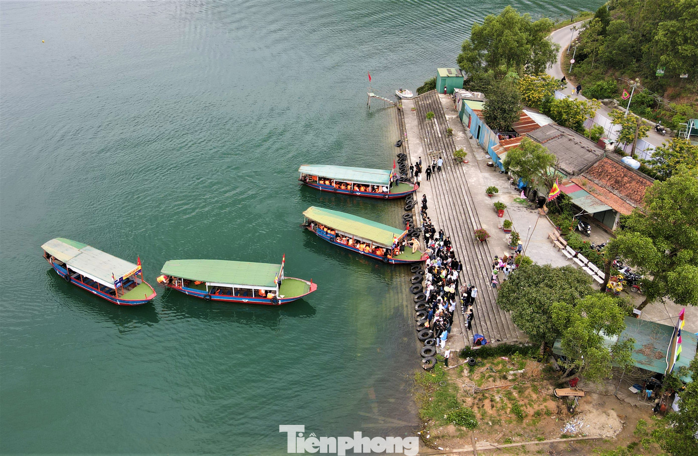 “Năm nay nắng ấm nên cả gia đình tôi đi sớm, mua vé thuyền nhưng chờ gần cả tiếng vẫn chưa thể di chuyển được, phải chấp nhận chờ đến lượt", ông Quyền (trú huyện Can Lộc) cho hay.