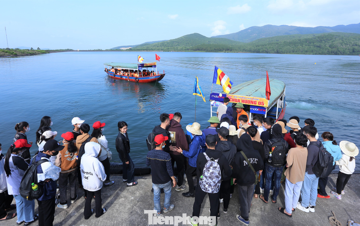 Rất đông du khách xuống bến Hương Tuyền để đi thuyền qua hồ Nhà Đường. Mỗi thuyền chở 20-36 người/lượt song vẫn không kịp đáp ứng. Lực lượng chức năng phải túc trực để nhắc nhở các thuyền ngồi đúng số người, mang áo phao theo quy định.