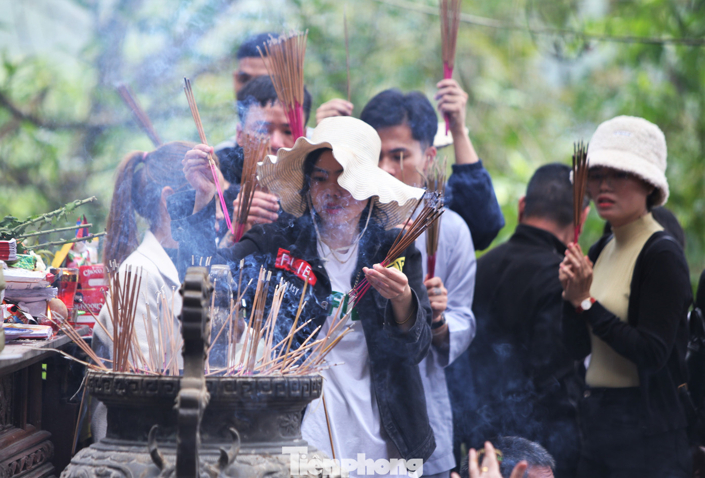 Nhiều bạn trẻ rủ nhau tới vãn cảnh và thắp hương cầu bình an, tài lộc đầu năm.