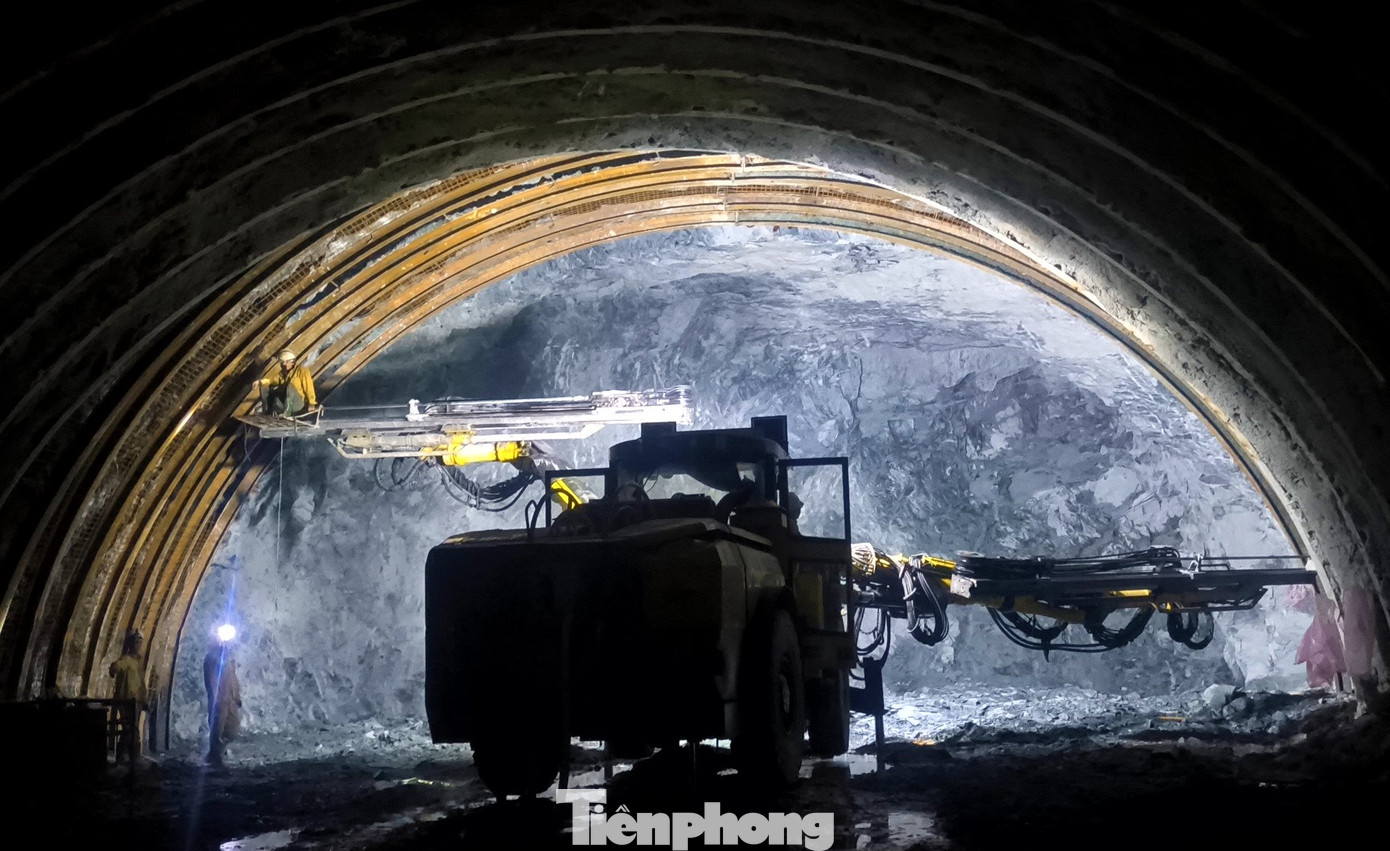 Các công nhân được hệ thống rô bốt hỗ trợ làm việc.