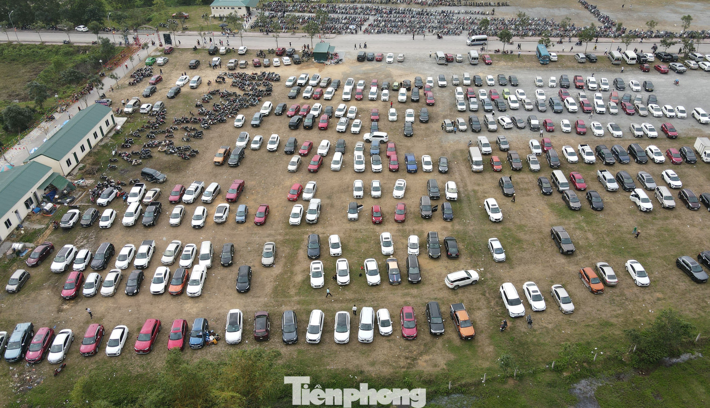 Bà Trần Thị Thu Hà - Trưởng ban quản lý Khu du lịch chùa Hương Tích cho biết trong những ngày đầu năm mới đã đón khoảng 23.000 lượt khách đến vãn cảnh, chiêm bái. “Đơn vị đã huy động 8 thuyền máy, 31 xe điện phục vụ du khách song có những ngày không kịp đáp ứng”, bà Hà nói. Trong ảnh, bãi đậu xe vào khu di tích ngày khai hội chật kín.