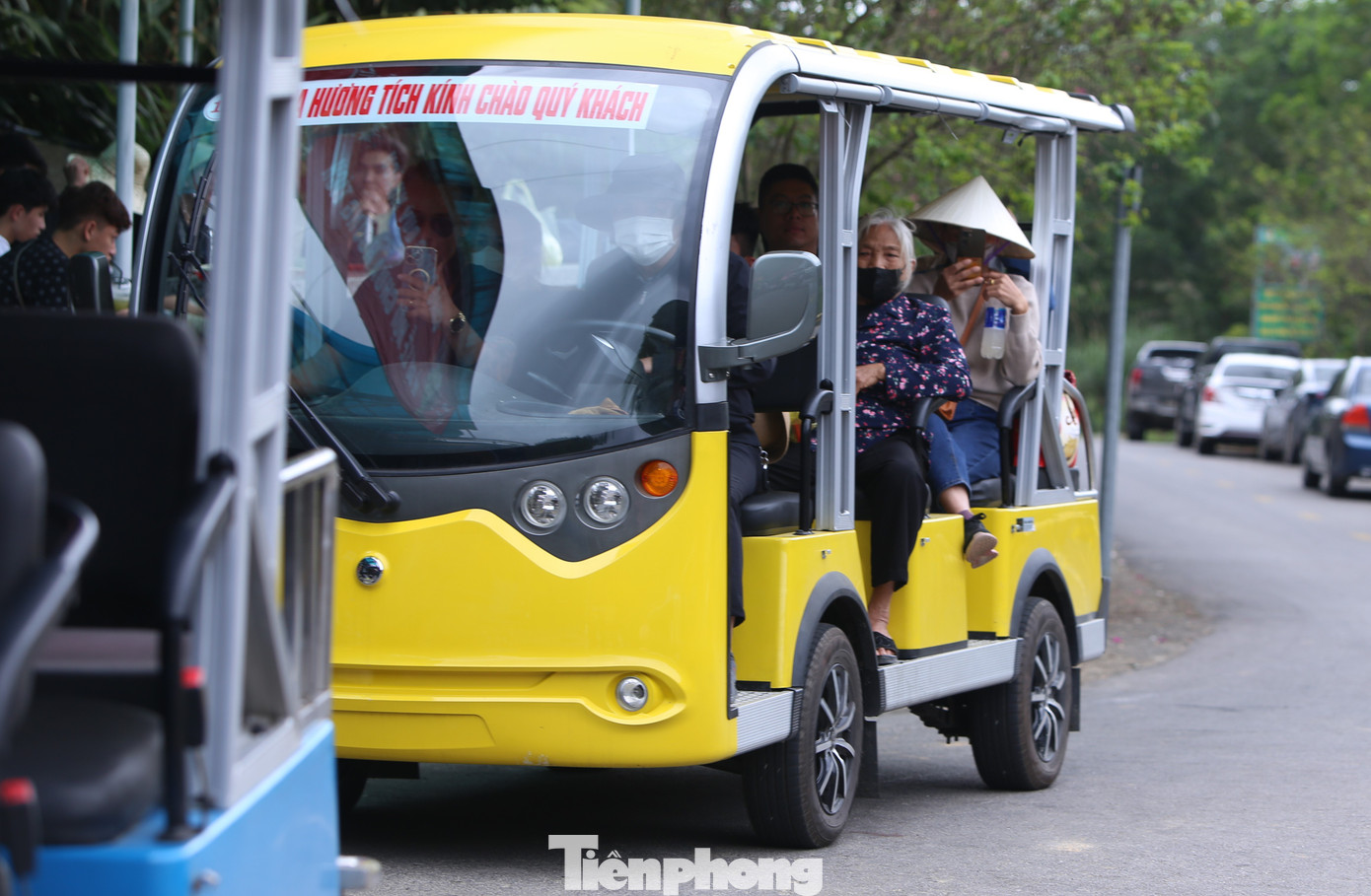 Trong khi đó, dịch vụ xe điện cũng rất đông người xếp hàng chờ đến lượt.