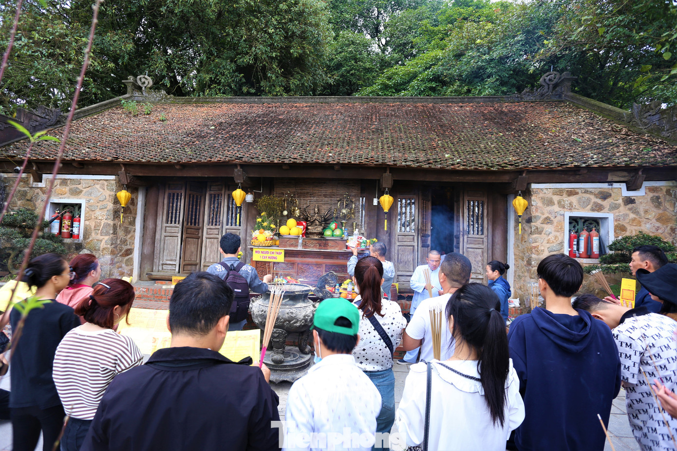 Sáng 15/2, hàng nghìn du khách thập phương đổ về chùa Hương Tích ở xã Thiên Lộc, huyện Can Lộc (Hà Tĩnh) trẩy hội, vãn cảnh chùa ngày đầu năm.