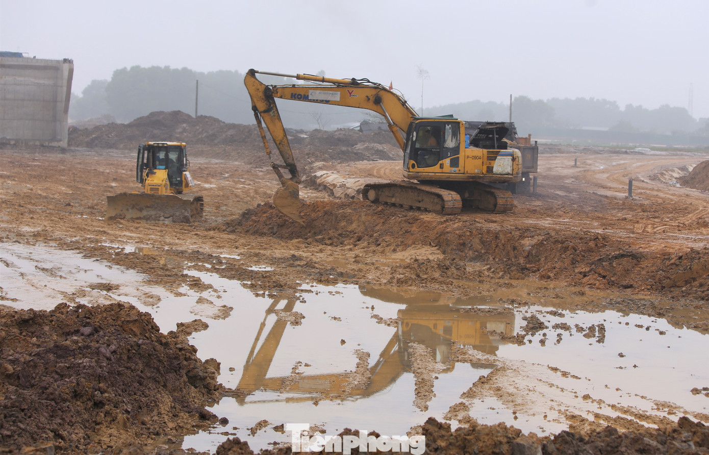 10km có cả trăm kỹ sư, công nhân cùng hơn 100 đầu xe chở vật liệu, 30 máy lu thi công đắp đất nền đường