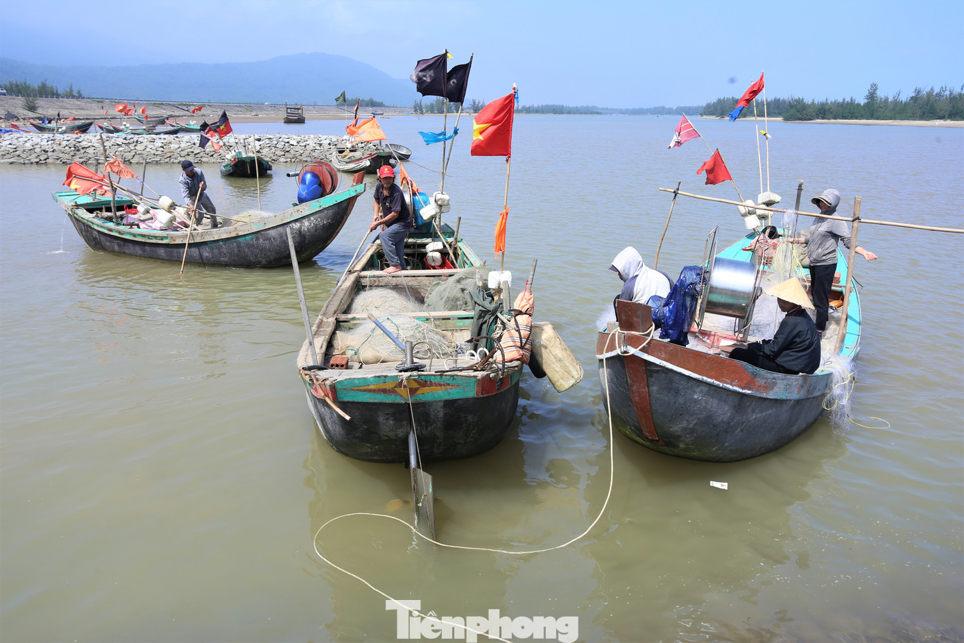 Những mẻ hải sản tươi rói được ngư dân nhanh chóng vận chuyển lên bờ, kịp bán cho thương lái. Những mẻ hải sản tươi rói được ngư dân nhanh chóng vận chuyển lên bờ, kịp bán cho thương lái.