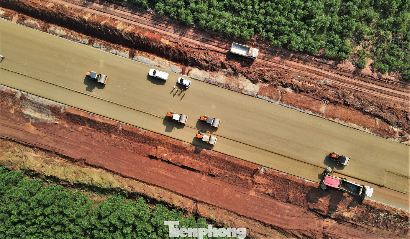 Gói thầu 11,12-XL dự án thành phần đoạn Hàm Nghi - Vũng Áng đã đạt 20% khối lượng, tăng tốc triển khai sau những ngày nghỉ Tết.