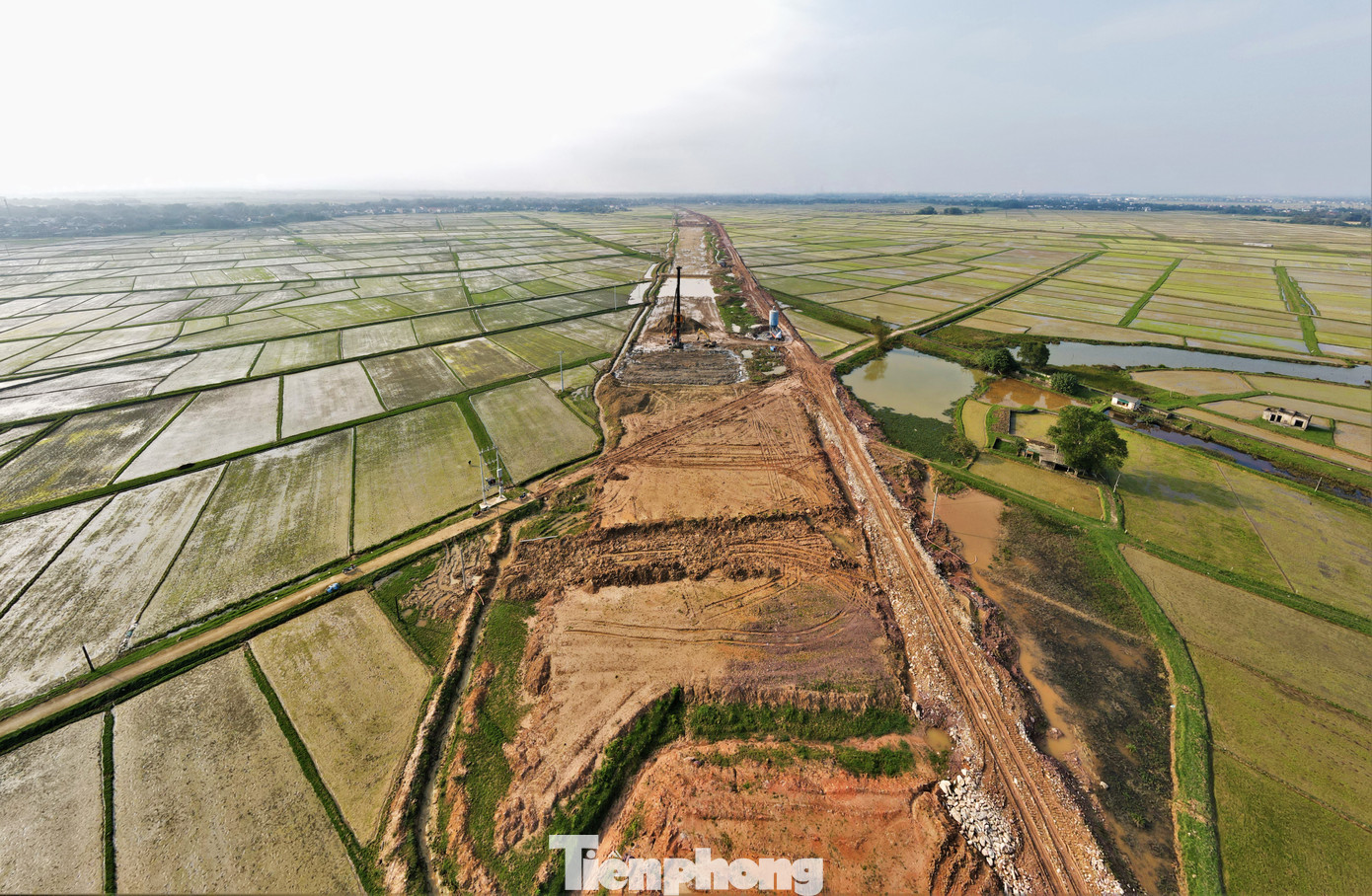 Các mũi thi công trên tuyến cao tốc qua huyện Cẩm Xuyên, Kỳ Anh đang được nhà thầu tích cực làm việc, đảm bảo tiến độ đề ra.