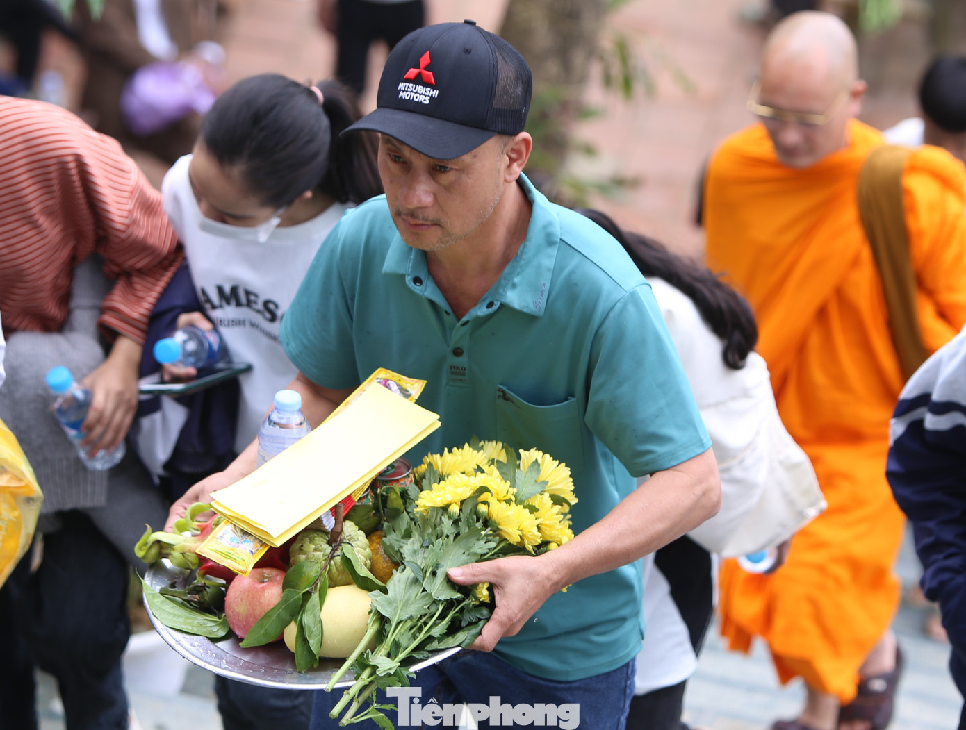 Họ chuẩn bị lễ vật, hương vào thắp và cầu bình an đầu năm mới chật cứng các khu vực quanh chùa.