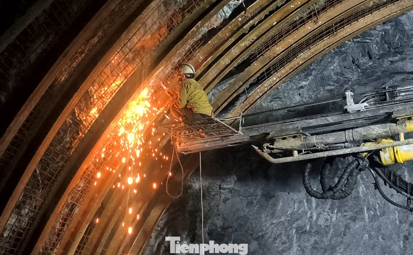 Công nhân đang hàn vì vòm sắt kết cấu chống đỡ. Sau kỳ nghỉ Tết, việc thi công hầm vẫn duy trì phương án "3 ca, 4 kíp" với 200 cán bộ, công nhân, lái máy thi công tại dự án hầm Đèo Bụt.