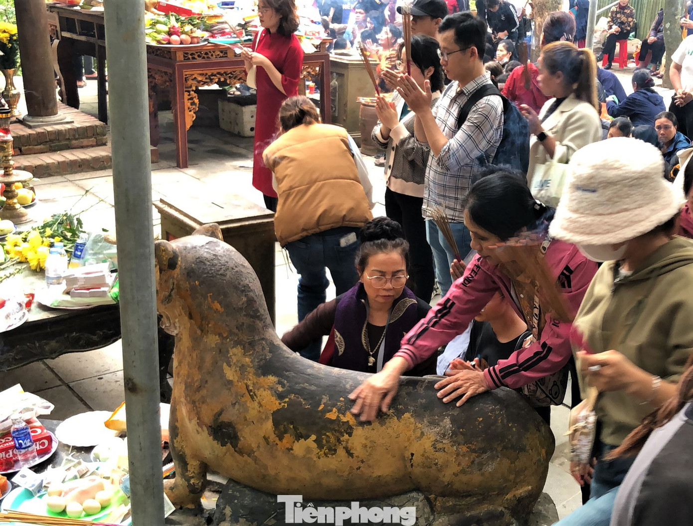 Cảnh du khách xức dầu gió lên tượng hổ ở chùa Hương Tích đến nay vẫn còn. Những người làm việc này cho rằng "hổ thần" có thể chữa được bách bệnh. Sau khi khấn vái, họ tiếp tục chạm tay vào tượng hổ rồi xoa lên cơ thể để mong khỏi bệnh.