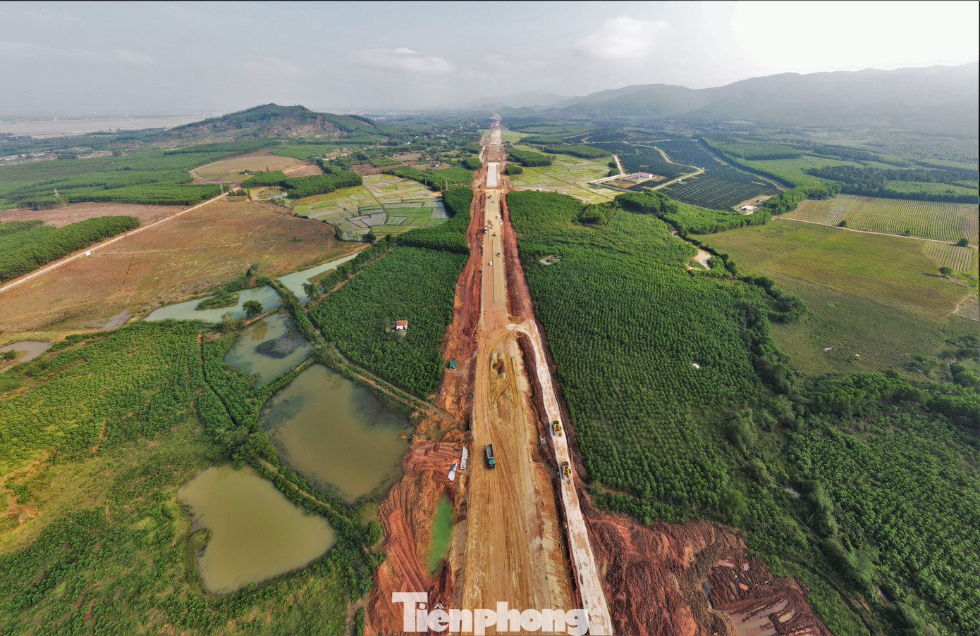 Những ngày đầu năm mới, trên công trường cao tốc Bắc – Nam nhánh phía Đông qua Hà Tĩnh nhộn nhịp máy móc, công nhân trở lại làm việc.