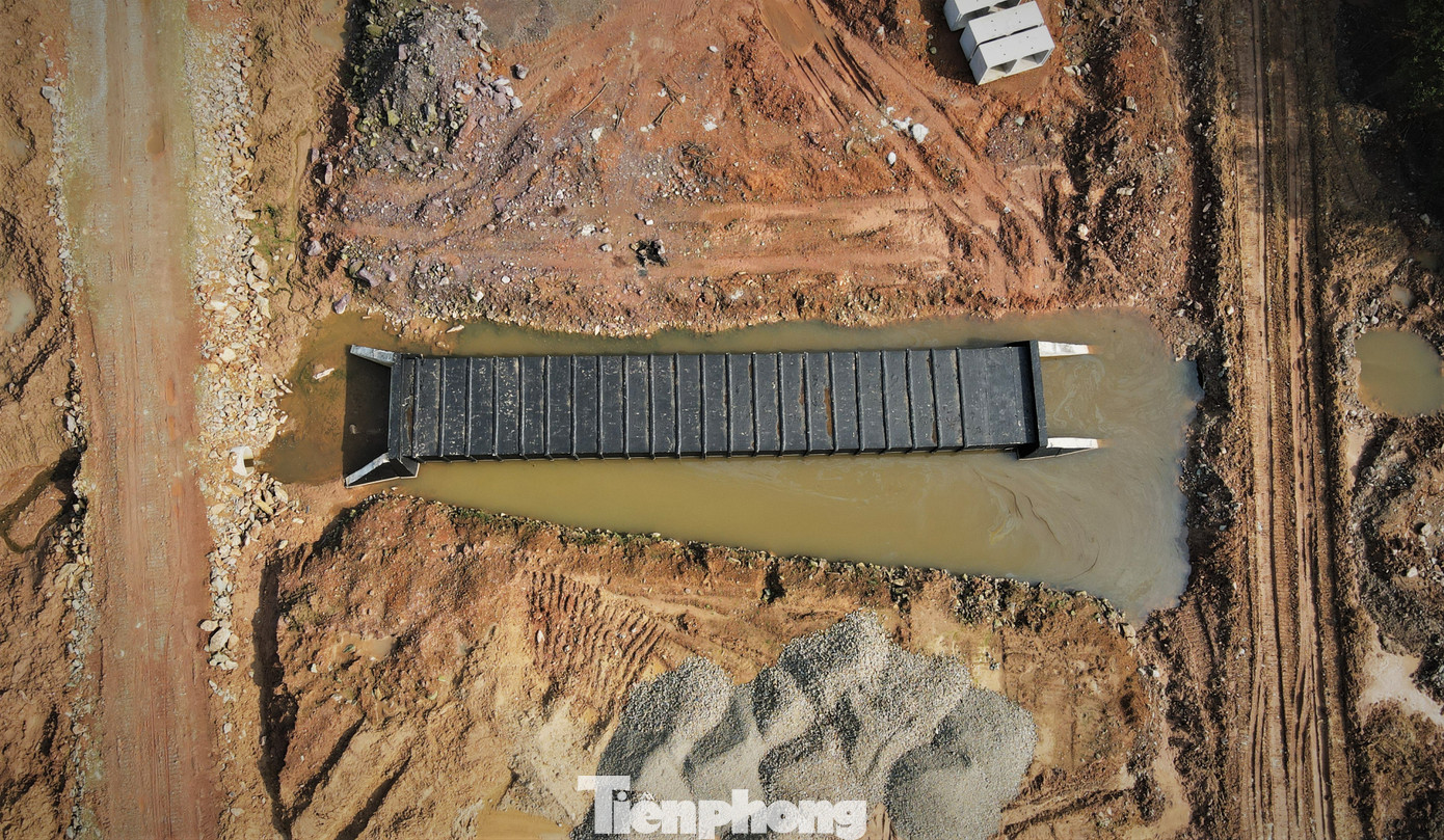 Đoạn tuyến thực hiện chủ yếu vượt qua đồi núi nên phải hạ đồi, lắp cống ngầm, hầm chui và các cây cầu. Thời gian qua do mưa nhiều nên việc đắp nền gặp khó khăn, ảnh hưởng tiến độ. Ngoài ra, việc thiếu nguồn vật liệu đắp cũng khó khăn, đơn vị này đang trình địa phương xin cấp thêm mỏ đất với trữ lượng 1,4 triệu m3 mới đảm bảo vật liệu nền.