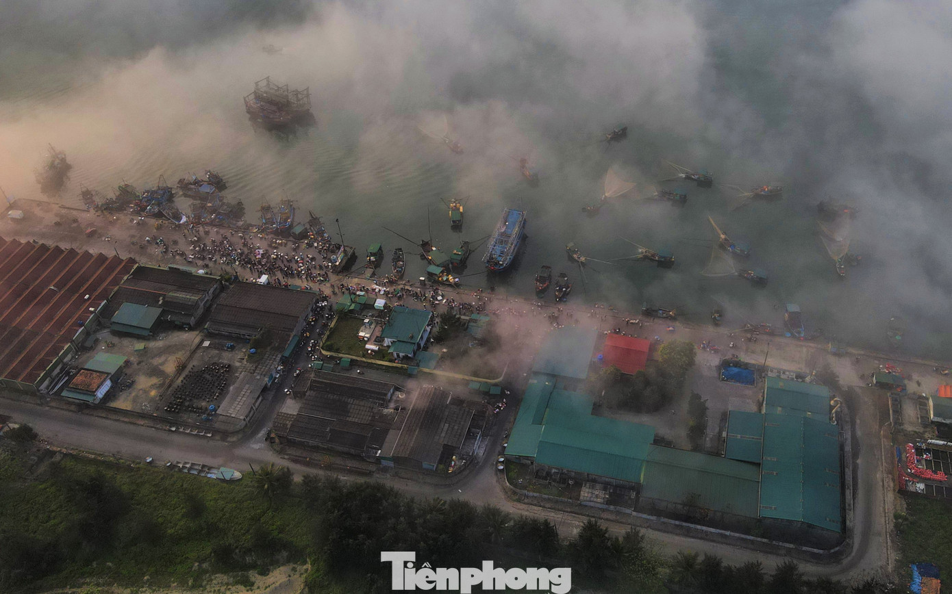 Những ngày đầu năm mới Giáp Thìn, vùng ven biển Hà Tĩnh trở nên nhộn nhịp bởi hàng chục tàu thuyền đánh bắt hải sản nối đuôi nhau cập bến. Những ngày đầu năm mới Giáp Thìn, vùng ven biển Hà Tĩnh trở nên nhộn nhịp bởi hàng chục tàu thuyền đánh bắt hải sản nối đuôi nhau cập bến.