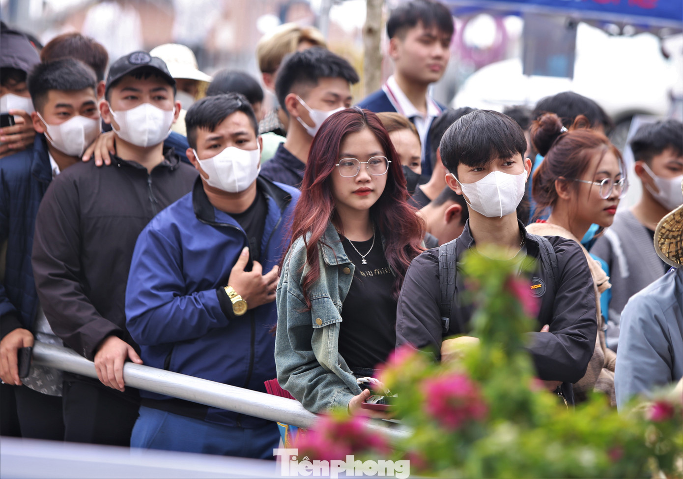 Lượng khách đổ về cùng lúc quá đông khiến 8 thuyền dịch vụ qua hồ Nhà Đường "vỡ trận", không kịp phục vụ dù hoạt động hết công suất.