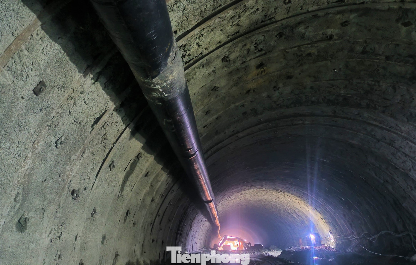 Hệ thống thông gió chạy xuyên suốt đường hầm để đảm bảo điều kiện làm việc cho cán bộ, công nhân đang làm việc phía sâu trong hầm.