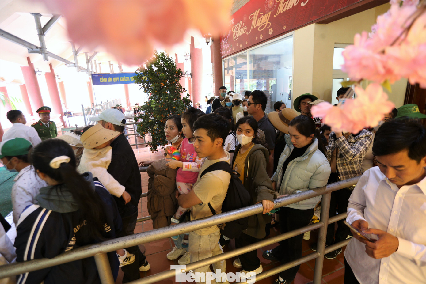 Nhiều gia đình bế con nhỏ vất vả chờ tới lượt đi cáp treo lên chùa.