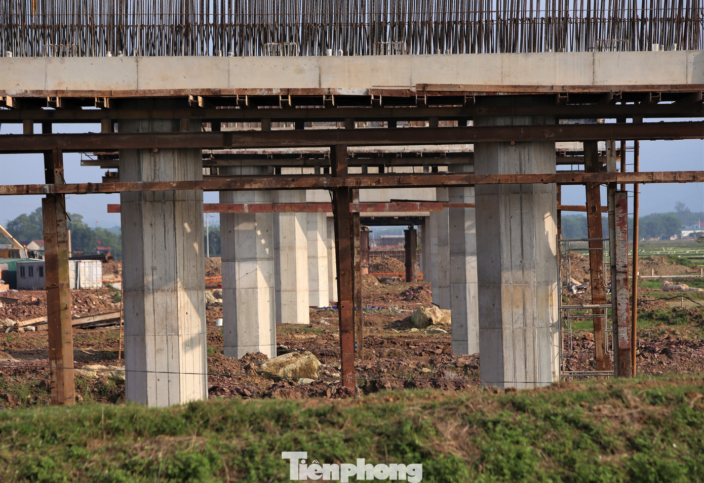Công trường cầu vượt qua kênh chính Hồ Kẻ Gỗ ở xã Cẩm Duệ đã dần thành hình.