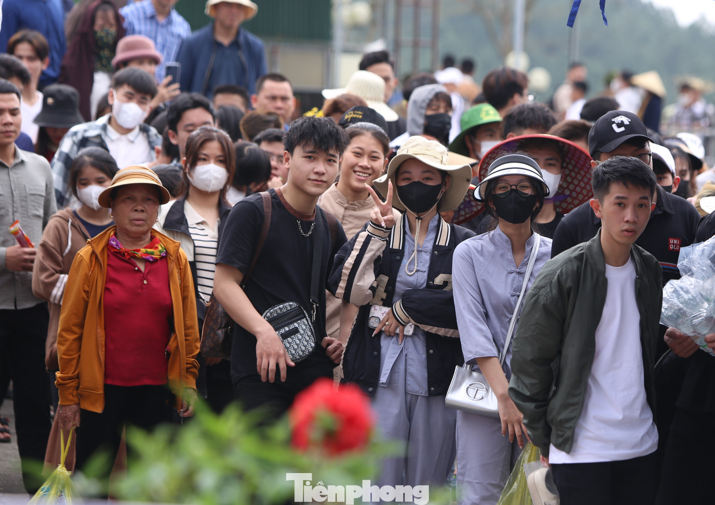 Lượng khách đổ về cùng lúc quá đông khiến 8 thuyền dịch vụ qua hồ Nhà Đường "vỡ trận", không kịp phục vụ dù hoạt động hết công suất.