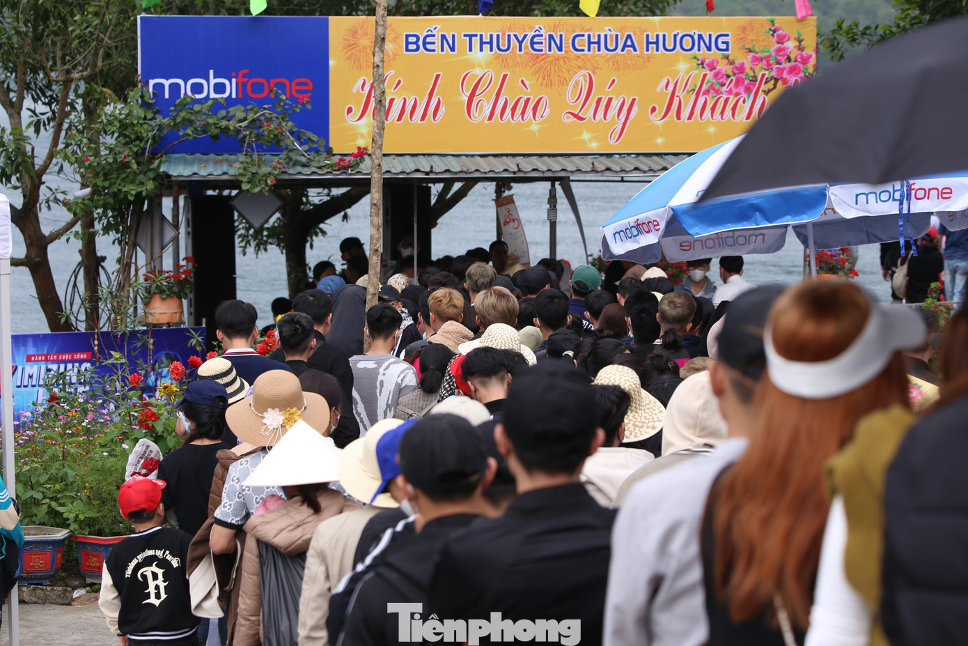 Ngay từ sáng sớm, hàng dài người dân xếp hàng chờ đến lượt lên thuyền, đi xe điện để di chuyển vào trong chùa.