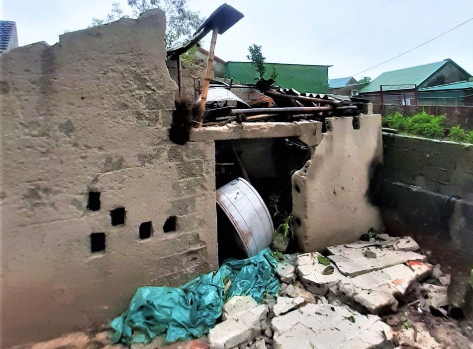 Lực lượng chức năng tập trung khắc phục giúp các hộ dân.