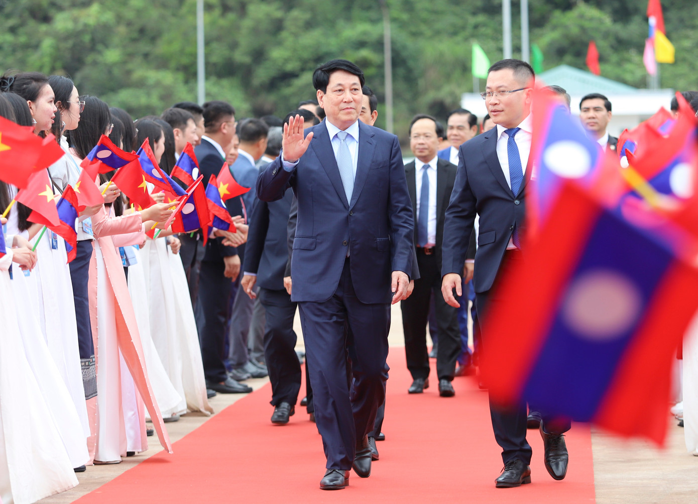 Chủ tịch nước Lương Cường dự lễ khánh thành bến số 3 - Cảng quốc tế Lào - Việt tại Hà Tĩnh. Chủ tịch nước Lương Cường dự lễ khánh thành bến số 3 - Cảng quốc tế Lào - Việt tại Hà Tĩnh.