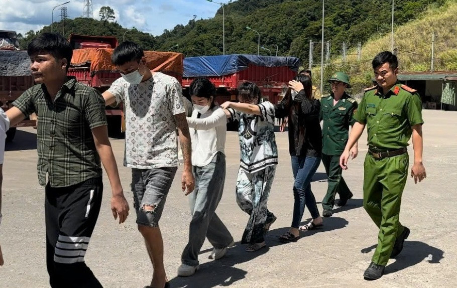 Công an giải cứu thêm các nạn nhân bị mua bán sang Lào. Ảnh Công an cung cấp. Công an giải cứu thêm các nạn nhân bị mua bán sang Lào. Ảnh Công an cung cấp.