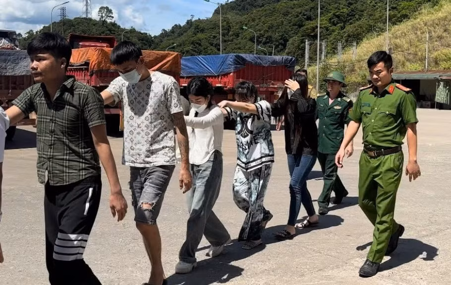 Công an giải cứu thêm các nạn nhân bị mua bán sang Lào. Ảnh Công an cung cấp.