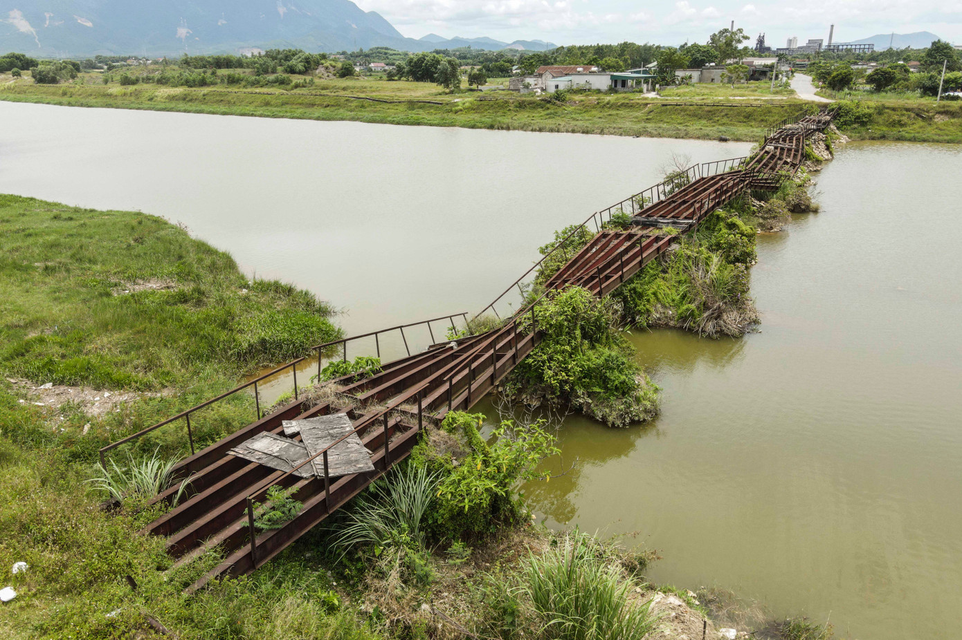 Trong đó, công trình cầu sắt ở địa bàn tổ dân phố Bắc Phong (phường Kỳ Thịnh) có chiều dài khoảng 80-100m, chiều rộng khoảng 4-5m, chiều cao khoảng 3-5m. Người dân địa phương cho biết, cầu được lắp dựng và đưa vào sử dụng từ năm 2013, phục vụ nhu cầu đi lại của người dân. Đến năm 2018, khi dự án cầu cứng xây dựng, cầu sắt này không còn được sử dụng vào việc đi lại nên bỏ hoang, gây lãng phí.