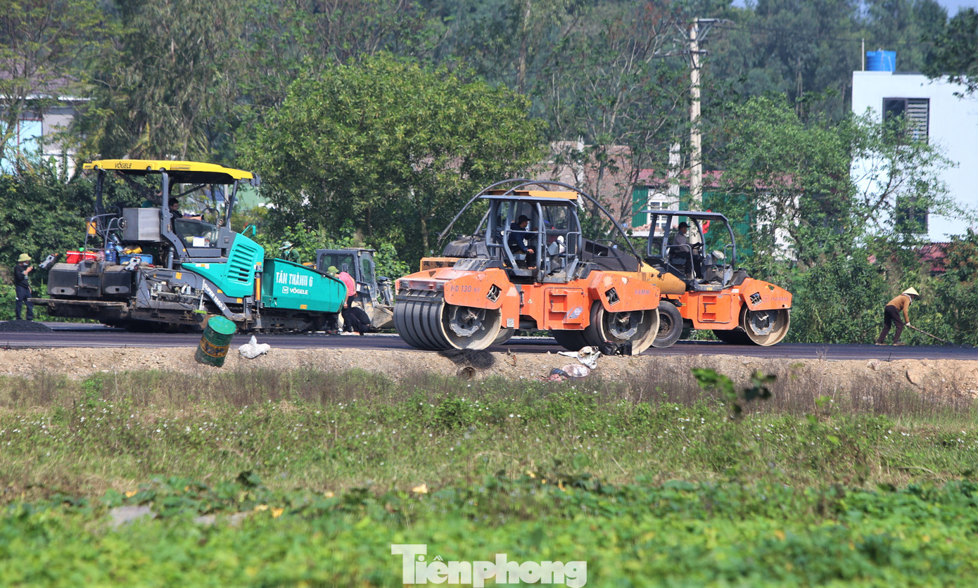 Những ngày đầu năm 2024, các đơn vị thi công đang khẩn trương đẩy nhanh tiến độ xây dựng công trình. Một số vị trí thấp trũng đã được nâng cao nền, thảm nhựa.