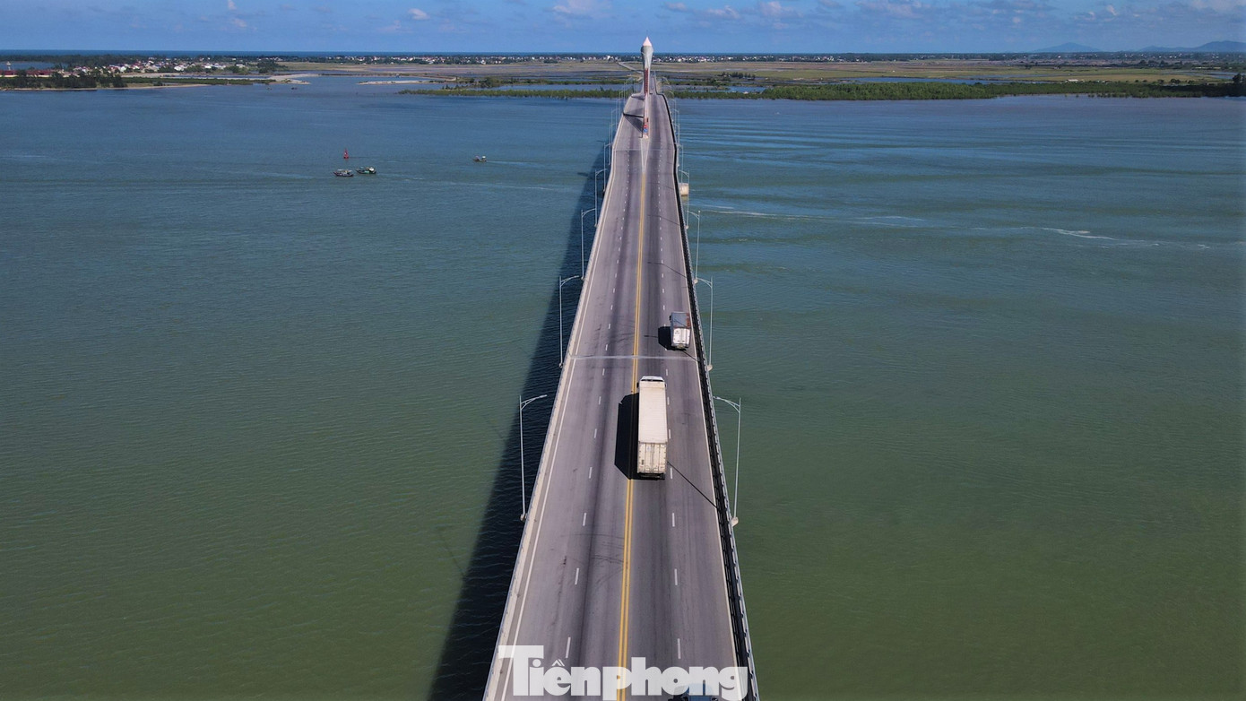 Cầu có tổng chiều dài tuyến là 5,271 km; phần cầu dài 1,728 km, chiều rộng cầu nhịp chính 18,5m, cầu dẫn 16m. Tổng mức đầu tư của dự án là 950 tỷ đồng, trong đó, ngân sách Trung ương là 450 tỷ đồng, ngân sách địa phương 500 tỷ đồng (Nghệ An và Hà Tĩnh, mỗi tỉnh 250 tỷ đồng).