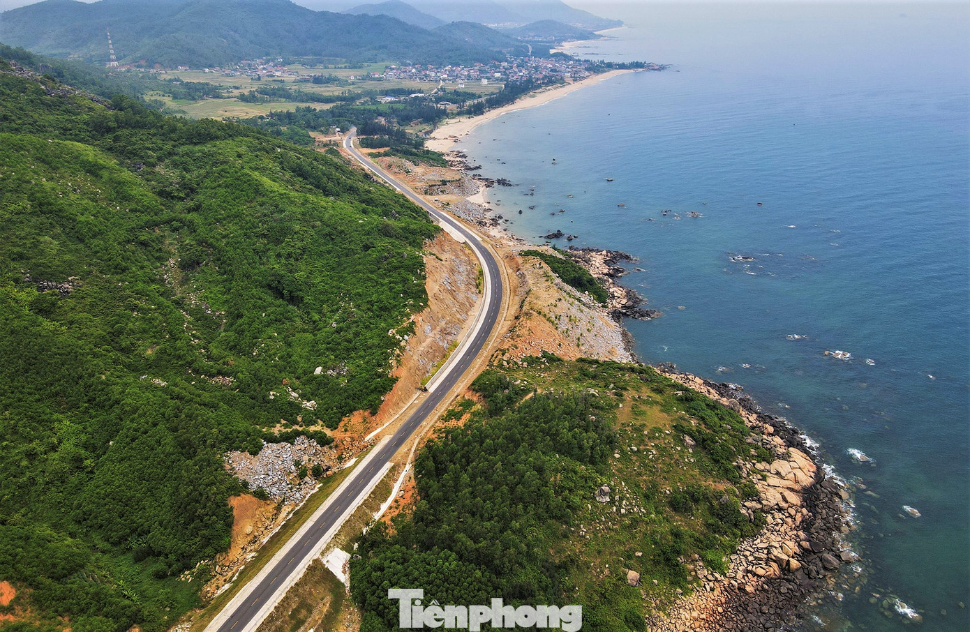 Tuyến đường xuyên suốt, uốn lượn ra biển theo hình cánh cung của các dãy núi, dọc biển, tạo khung cảnh đẹp mắt.
