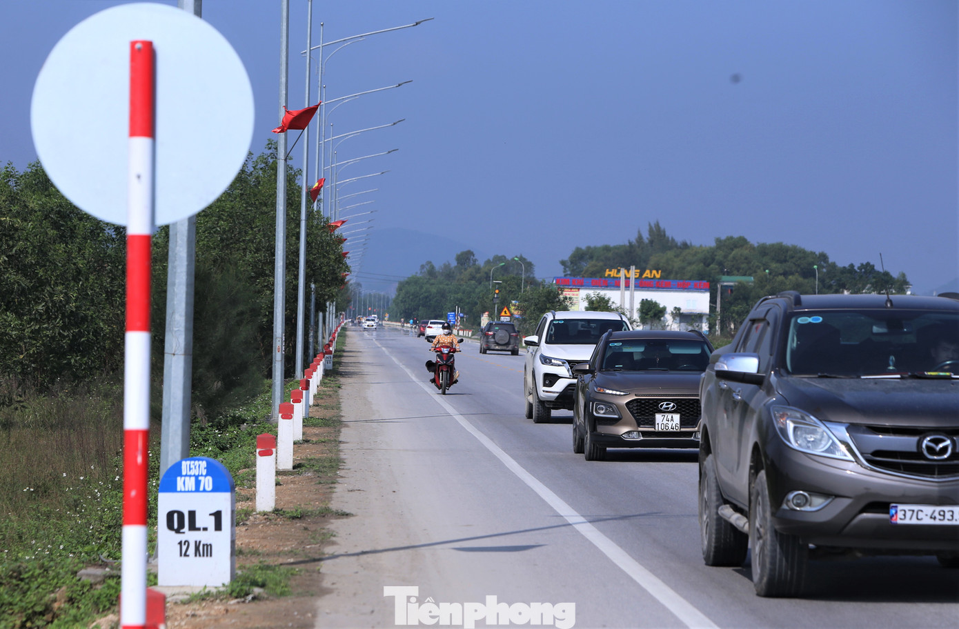 Đoạn đường ven biển dài hơn 7 km đi qua thị xã Cửa Lò đã hoàn thành và đưa vào sử dụng. Tuyến này phía bên phải đường tính theo hướng Bắc - Nam được lắp bóng cao áp, hai bên gắn cột mốc.