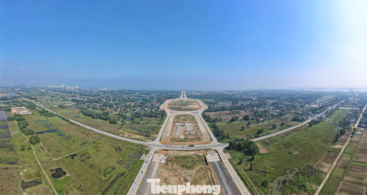 Dự án đường ven biển Nghệ An dài hơn 64 km, đi qua thị xã Hoàng Mai, các huyện Quỳnh Lưu, Diễn Châu, Nghi Lộc và thị xã Cửa Lò. Công trình có tổng mức đầu tư 4.651 tỷ đồng, gồm vốn ngân sách Trung ương và tỉnh. Đây là tuyến đường kết nối 2 tuyến đường ven biển quan trọng trong việc phát triển kinh tế địa phương và kết nối 2 tỉnh Thanh Hóa – Hà Tĩnh.